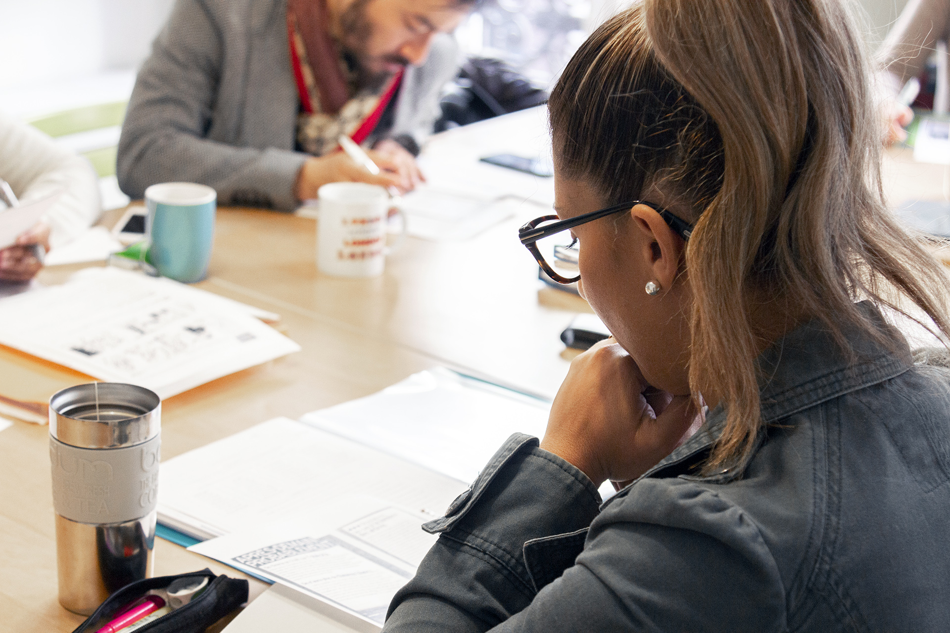 Imagen de una mujer estudiando